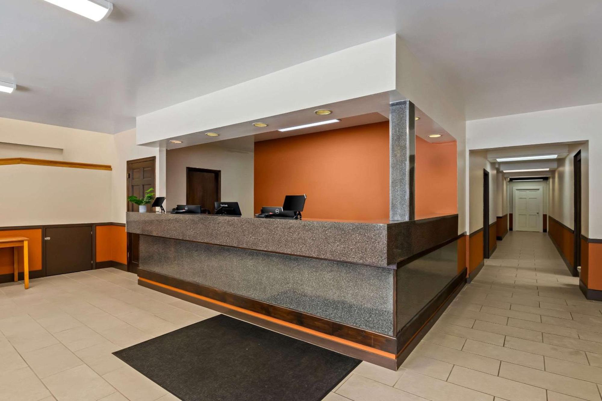 Econo Lodge Манисти Экстерьер фото