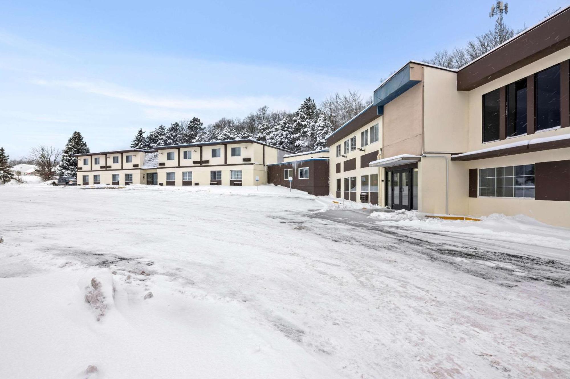 Econo Lodge Манисти Экстерьер фото